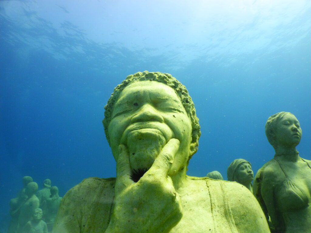 Scuba diving in MUSA Cancun underwater museum with Vision Océanos.