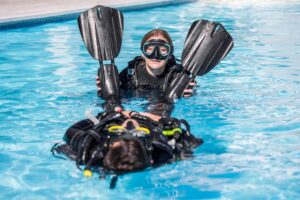 alt="Scuba student practicing 'towing a tired diver' during SSI Open Water course in Cancun with Vision Oceanos"