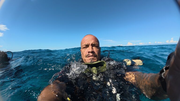 instructor finish dive at vision oceanos