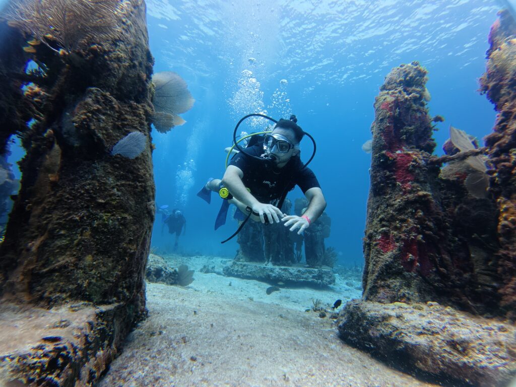 Scuba diving in MUSA Cancun underwater museum with Vision Océanos.